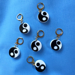 yin yang charm earring- black and white