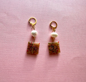 Pearly flower bead earrings